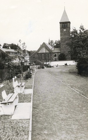 Der Zulauf zu den Kurteichen wurde verrohrt, der ehemalige Mühlengraben ist der Zugang zum Kurpark. Aufnahme von 1971. 