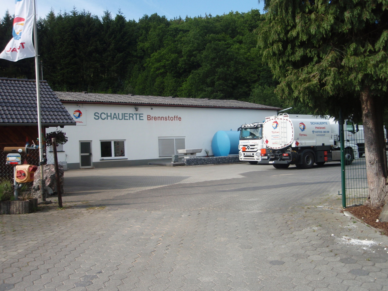 Betriebsgelände von Schauerte Brennstoffe am Ortseingang von Saalhausen, wenn man aus Richtung Schmallenberg kommt.