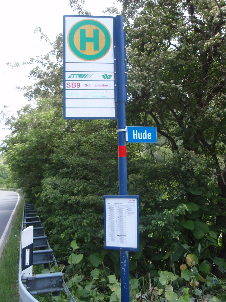Bei der Bushaltestelle "Hude" sieht man, wie eng es zwischen Störmeke und Lenne für Radfahrer werden kann.