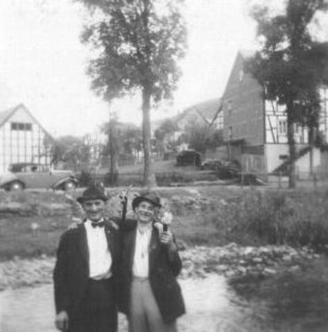 Heinrich Schauerte und Theodor Rameil während des Schützenfestes 1948.
