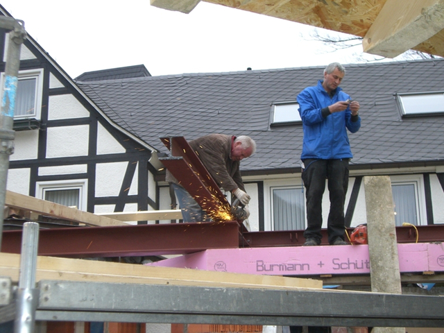 Erhard Schauerte und Klaus Rameil auf dem Dach beim Bau des neuen Eingangspavillons (2008).
