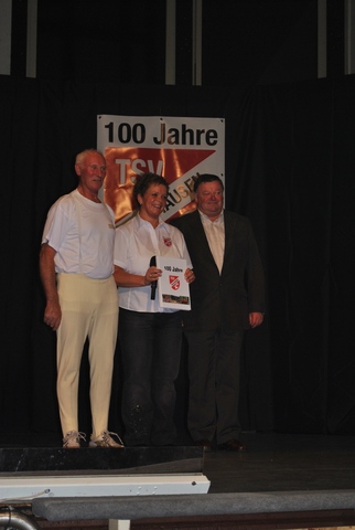 Heinz Rameil (li) und Werner Püttmann stellen mit Andrea Schmies die Chronik des TSV Saalhausen zum hundertjährigen Jubiläum (1910—2010) vor.