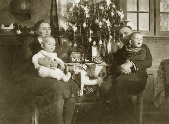 Weihnachten 1939, Papa und Mama mit Antonius  und Franz-Josef.