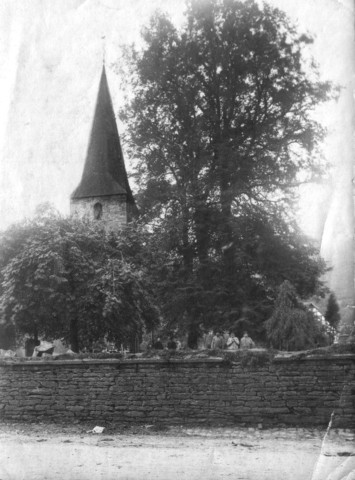 Die alte Saalhauser Kirche mit Friedhof