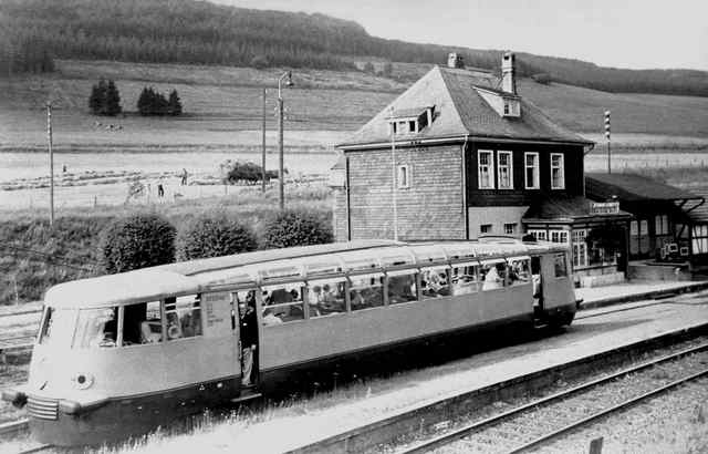 Bild 6: VT 90 500 (Gläserner Zug) der DB im Bahnhof Fehrenbracht 