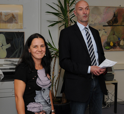 Das Foto, das uns der Redakteur Werner Riedel freundlicherweise überließ, zeigt die Künstlerin bei der Eröffnung Ihrer Ausstellung zusammen mit Bürgermeister Stefan Hundt.