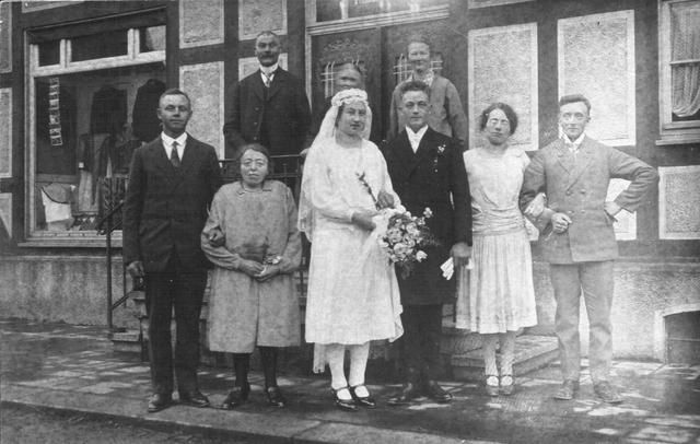 Hochzeitsfoto: Hintere Reihe rechts: Maria Hennes Hintere Reihe links: Küster Hessmann Vordere Reihe rechts: Josef Hennes
