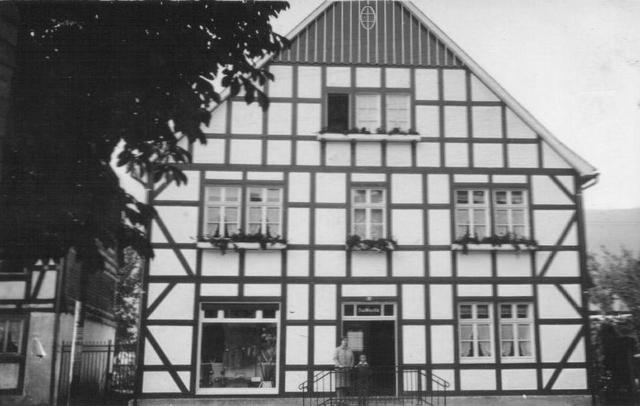 Josef und Maria betrieben einen Lebensmittel- und Kurzwarenladen an der Winterberger Straße; das Schaufenster des Ladens ist auf den Bildern der Vorseite deutlich zu erkennen. 