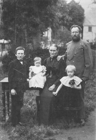 Dieses Foto wurde im Jahre 1896 aufgenommen. Es zeigt die Familie Hennes. Die Eltern Franz und Theresia Hennes mit ihren Kindern (v.l.n.r.:) Toni, Josef und  Maria.