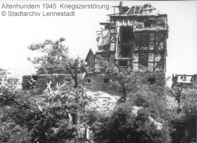 Das beim Bombenangriff vom 5. März 1945 zerstörte „Schloss Hurra” in Altenhundem.  
