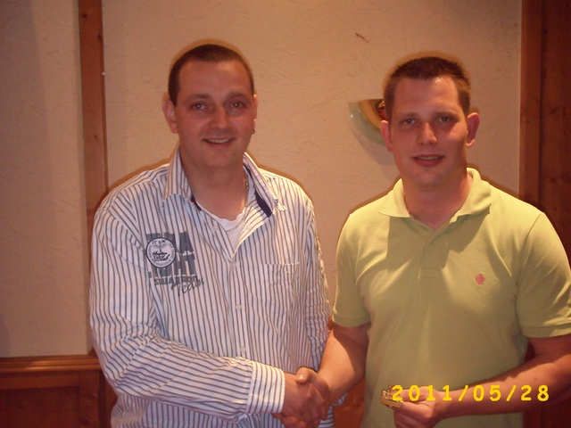 Sebastian Bartels und der neue Vorsitzende, Christian Viehl, der bei der Generalversammlung der KG-Rote Funken am 28. Mai 2011 gewählt wurde