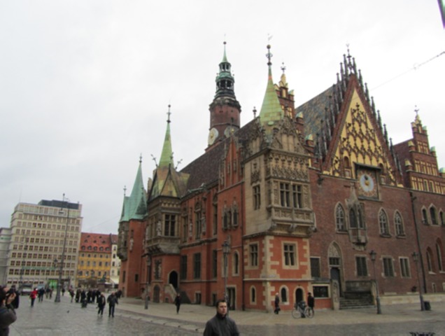 Das Breslauer Rathaus im alten Glanz im März 2012