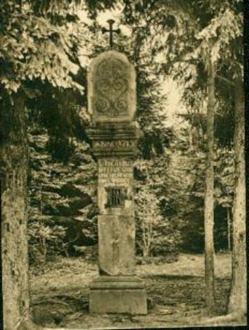 Bei diesem Foto handelt es sich um das Steinerne Kreuz, denn auf der Rückseite steht der Name und der Hinweis: „Hauptwanderstrecke 6 Sauerland”