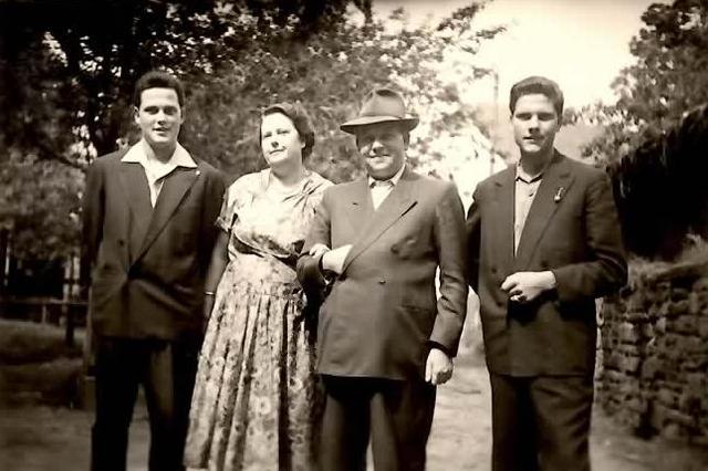 Das Bild zeigt die Familie Schmelter zum Schützenfest im Jahre 1956