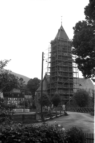 Der alte Kirchturm (1909-1958) ist zum Abbruch eingerüstet