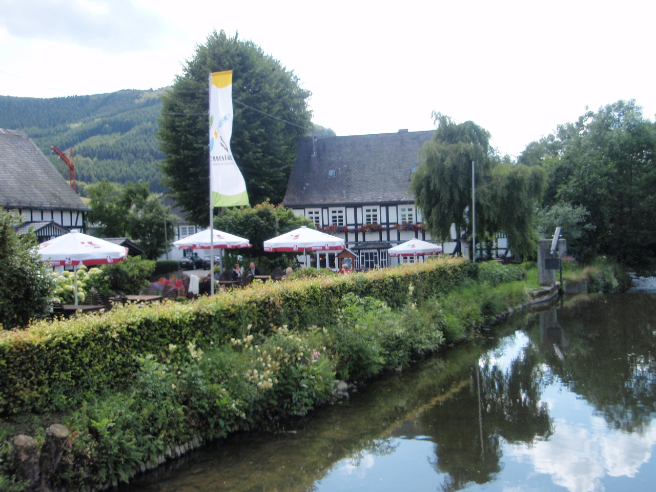 Das Cafe und Bäckerei Heimes im Jahre 2009. Das Gebäude liegt direkt an der bekannt Staustufe der Lenne in der Ortsmitte von Saalhausen.