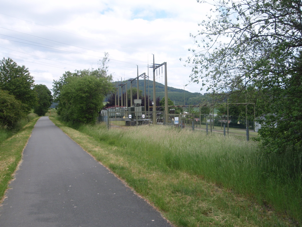 In Schmallenberg steht ein Umspannwerk für elektrischen Strom. Solche Stationen sind wichtig für die Verteilung von Strom, der lokal erzeugt wird oder von außen bezogen werden muß.